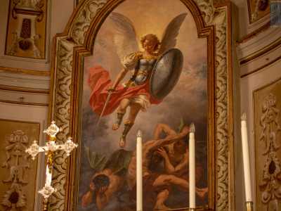 ...� collocata una tela raffigurante San Michele in abiti blu e porpora che sconfigge i demoni, realizzata nel 1895 dal pittore barese Domenico Battista